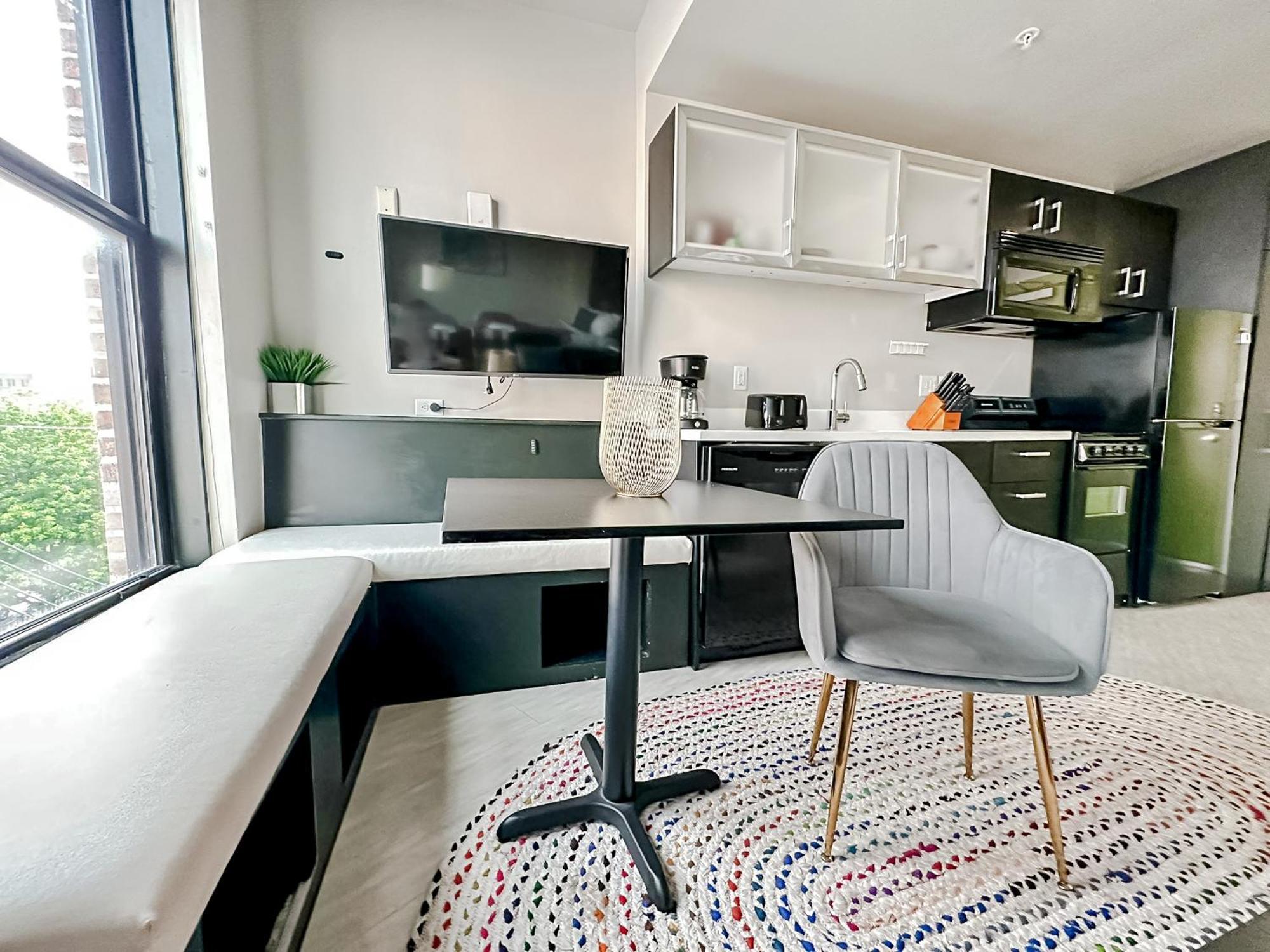 Sleepover Downtown Apartment